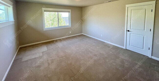 Building Photo - 4 BR - 2.5 BA Luxury Golf Course Living on...