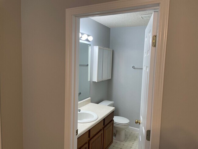 Master Bath - 7252 Lyngate Blvd