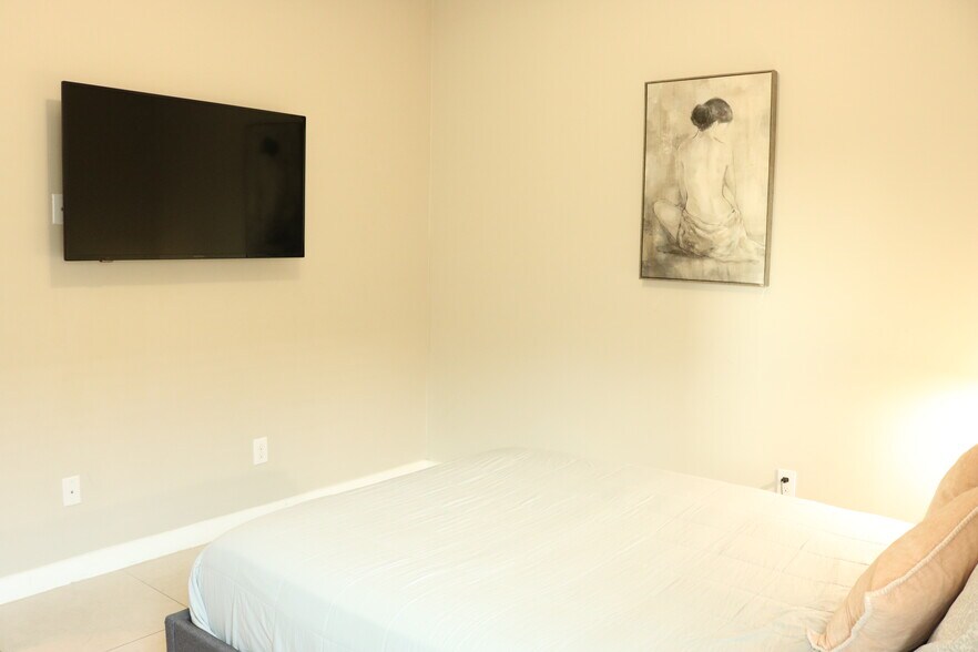 Building Photo - 1510 Deer Hls