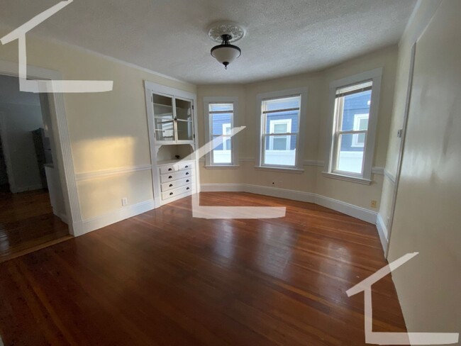 Building Photo - Avl NOW - Spacious, updated 3BR near Oak S...