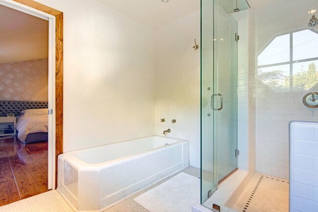 Building Photo - 1531 Marmont Ave