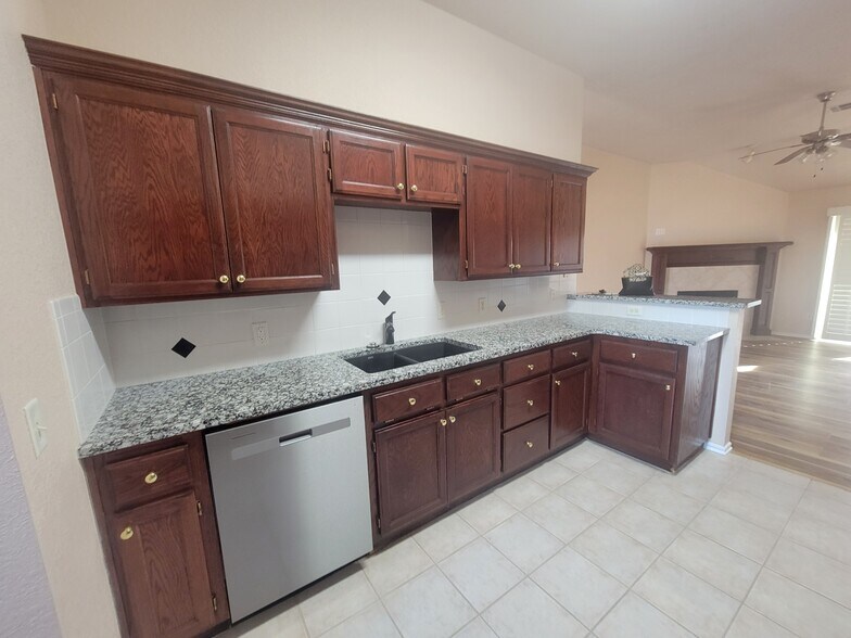 Building Photo - 4608 Midway Dr