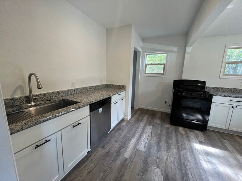 Building Photo - 3500 Kyle Ave N