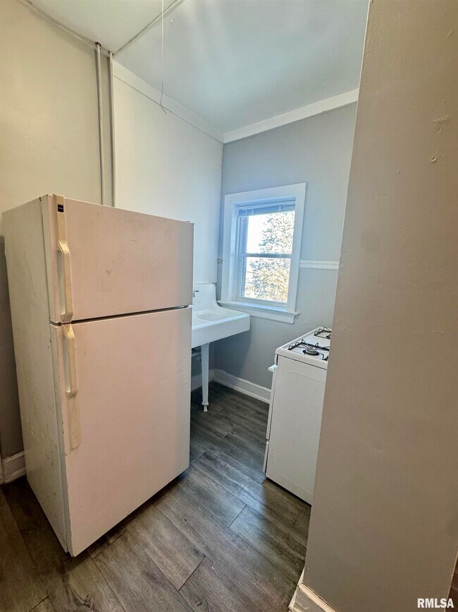 Building Photo - 2028 7th Ave