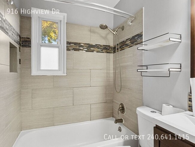 Building Photo - 916 Highview Dr