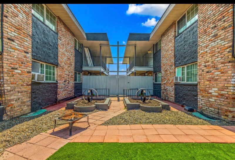 Building Photo - 917 E Indiana Ave