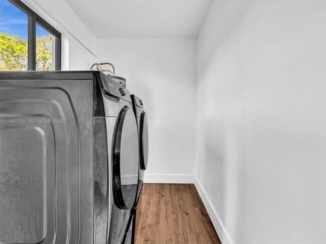 Building Photo - 3193 Taft St