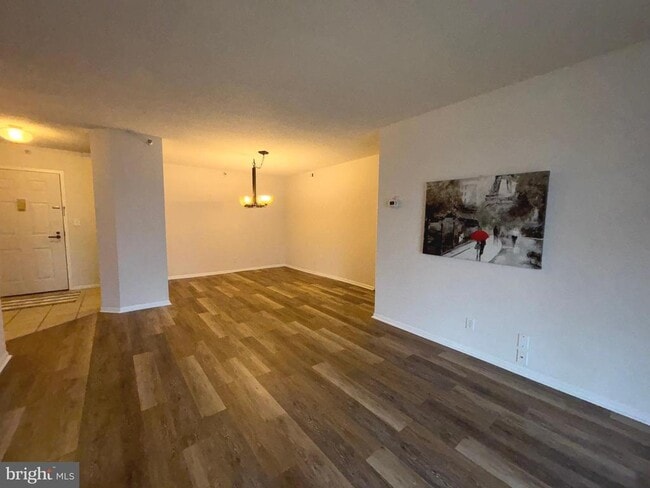 Building Photo - 1600 N Oak St
