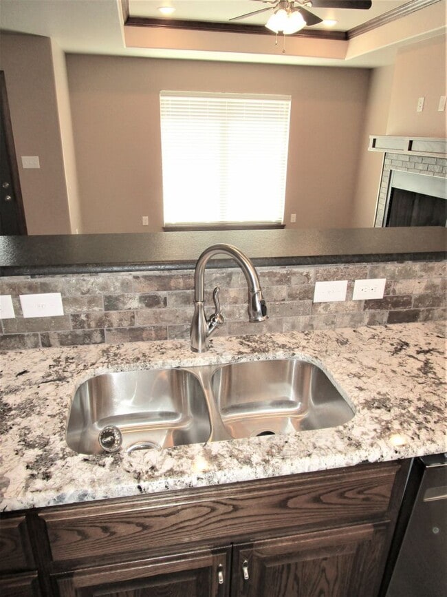Building Photo - Like New!  3 bedroom 2 bath 2 car garage!