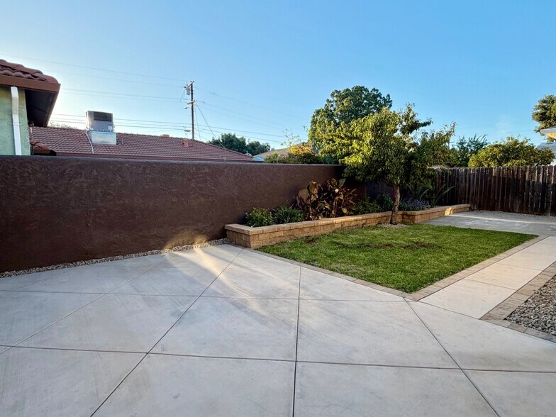 Building Photo - 1304 Louis Dr