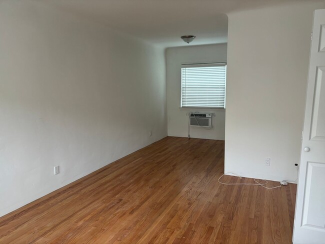 Building Photo - Western, 1151-1153