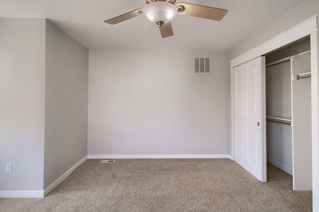 Building Photo - 4 Bedroom townhome in Broomfield