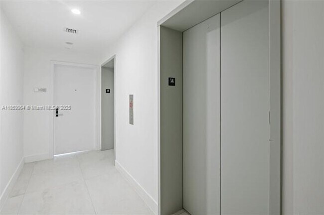 Building Photo - 700 NE 24th St