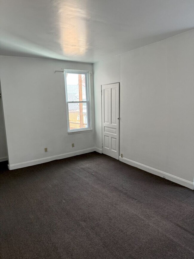 Building Photo - 374 Meyran Ave