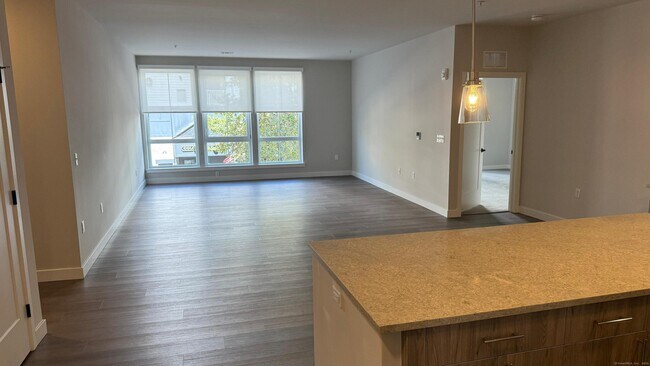 Primary Photo - 467 West Ave
