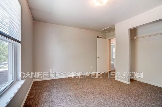 Building Photo - 3733 Willow Run Dr