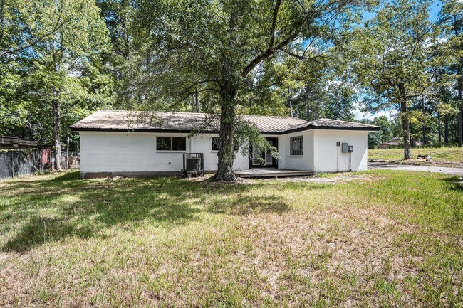 Building Photo - Updated 4 bedroom, 3 bath, single story ho...
