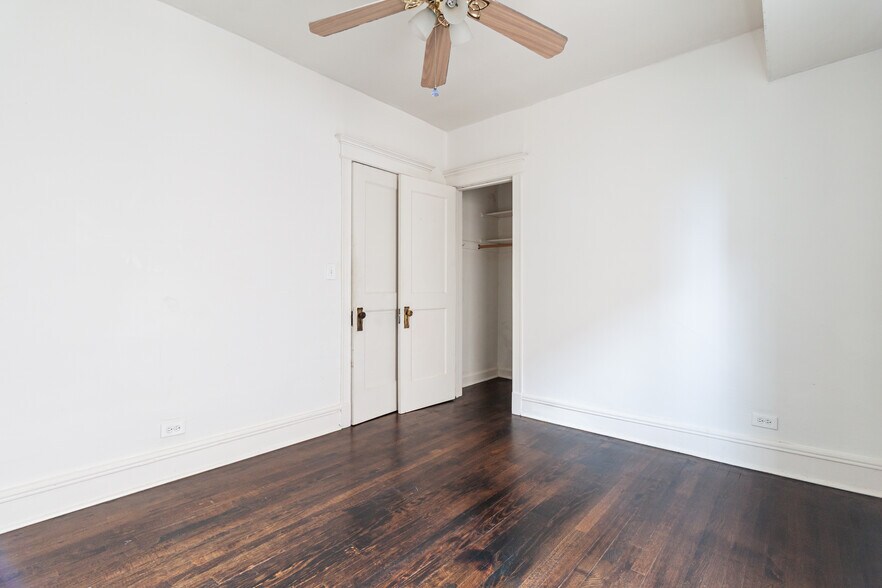 Building Photo - 910 W Belle Plaine Ave