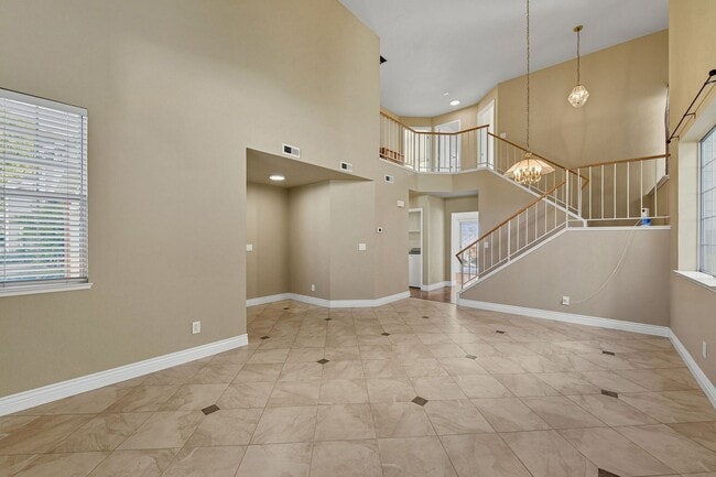 Building Photo - Updated Family Spacious Home w/ Fenced in ...