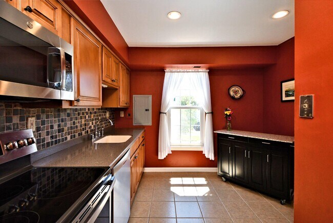 Building Photo - 615 Piedmont Ct