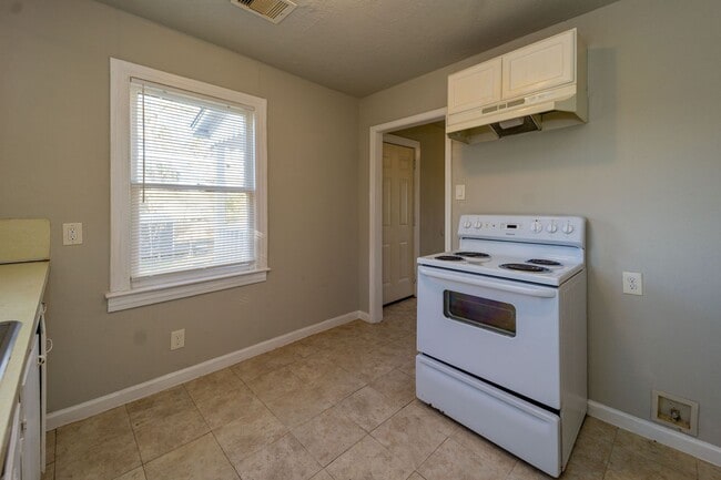 Building Photo - Cozy and Affordable 2 Bedroom Garage Apt in 77705!