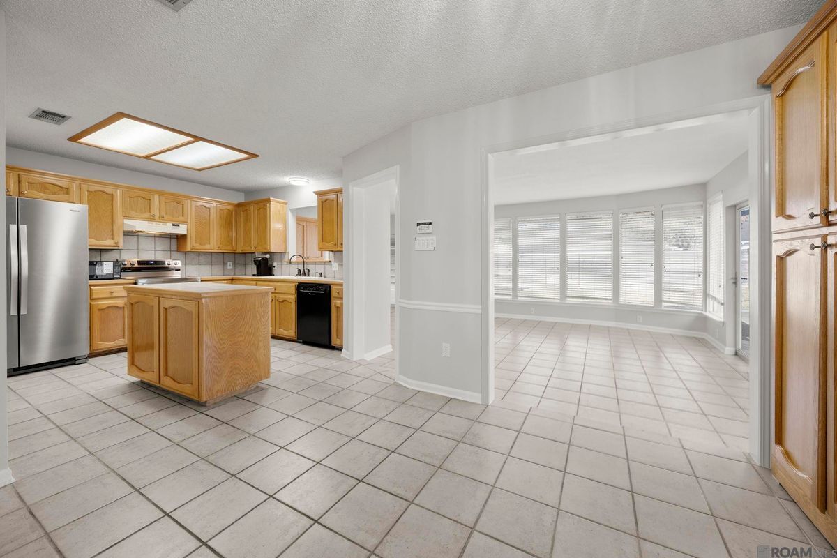 Building Photo - 18596 White Oak Dr