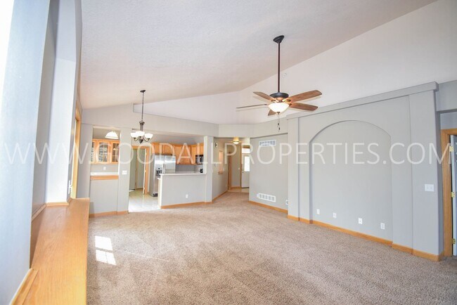 Building Photo - 2 Bedroom 2 bath Town Home in West Des Moines