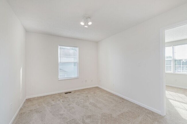 Building Photo - Perfect Family Home