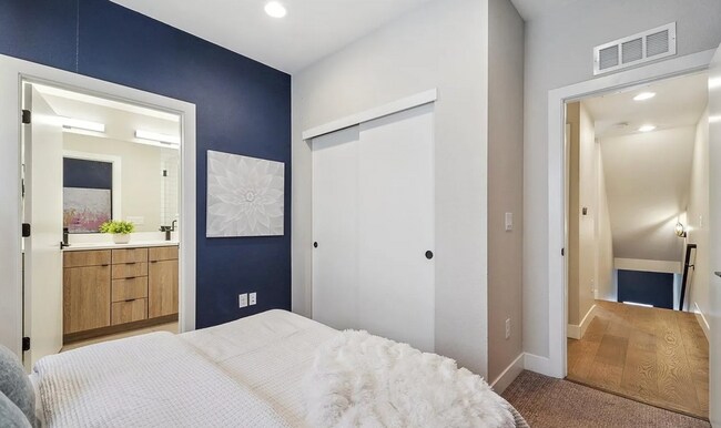 Building Photo - 2870 Tremont Pl