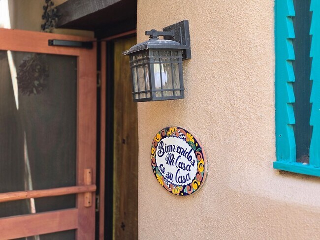 Building Photo - 770 Acequia Madre