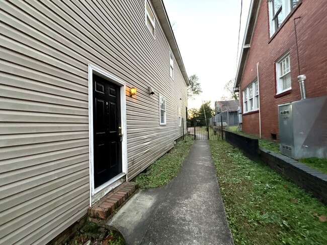 Building Photo - Pre-Leasing for the 26-27 School Year! - J...