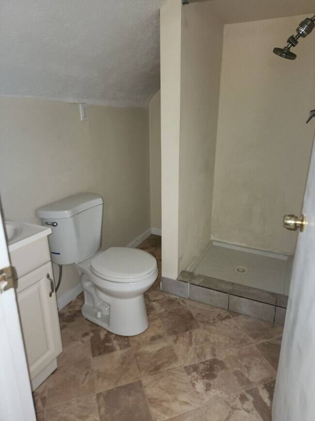 Building Photo - One Bedroom Clean Apt For Rent