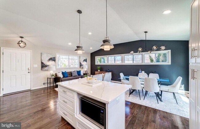 Building Photo - 4207 Woodland Dr