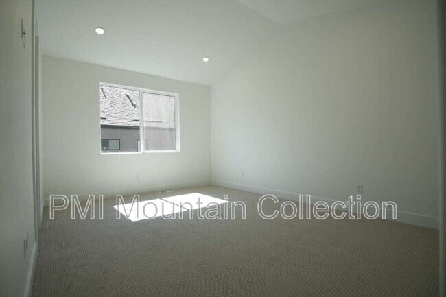Building Photo - 459 Rimrock Ln