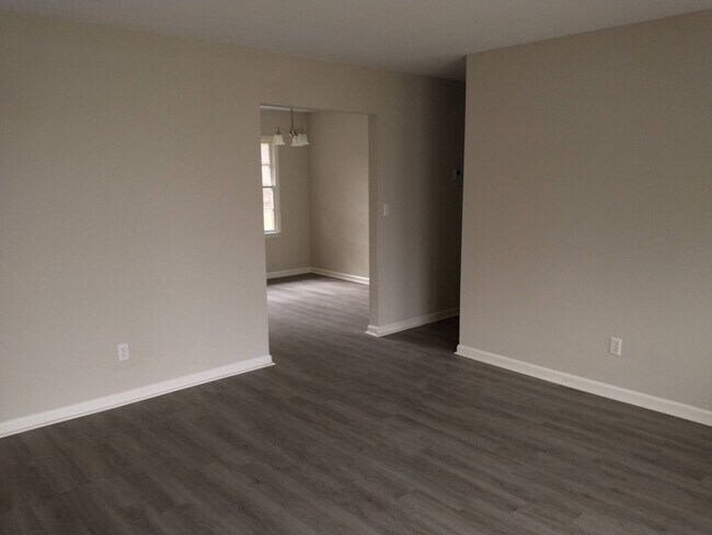 Building Photo - Nice 4/2--Move in Ready--Total Electric
