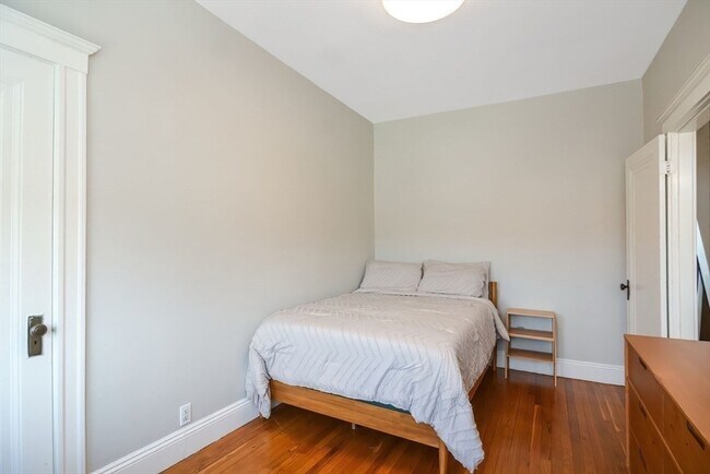 Building Photo - 91-93-93 Bynner St