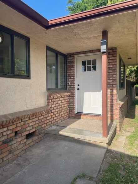 Entry - 240 Chestnut Ave