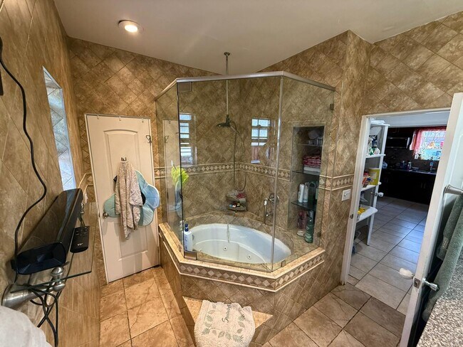 Building Photo - 4 bed 3 bath plus 2 Extra Bonus Rooms with full bathroom in the back yard