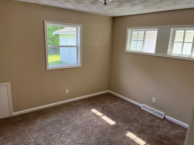 Building Photo - 12087 S Sherman Lake Dr