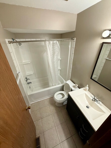 Building Photo - 2759 Pin Oak Dr