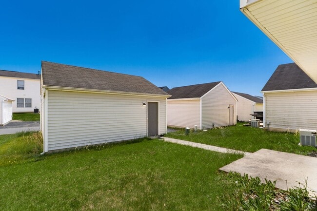 Building Photo - Spacious South Side Home with Garage!