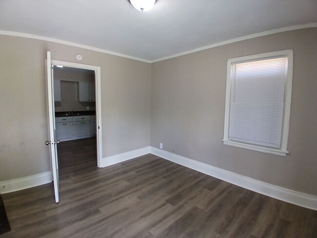 Building Photo - Updated 2 bedroom 1 bath duplex