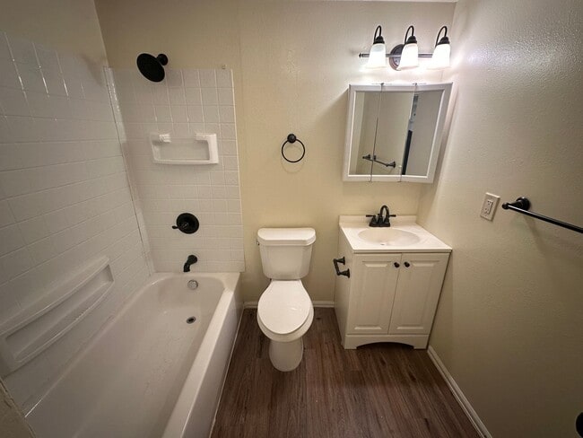 Building Photo - 3 Bedroom 2 Bath home