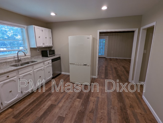 Building Photo - 944 Fern Trail