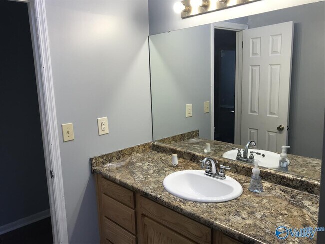 Building Photo - 1305 Chimney Springs Dr SE