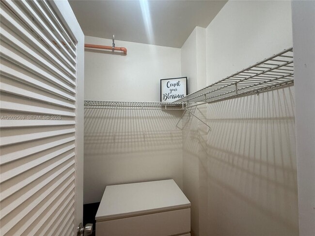 Building Photo - 100 Lincoln Rd