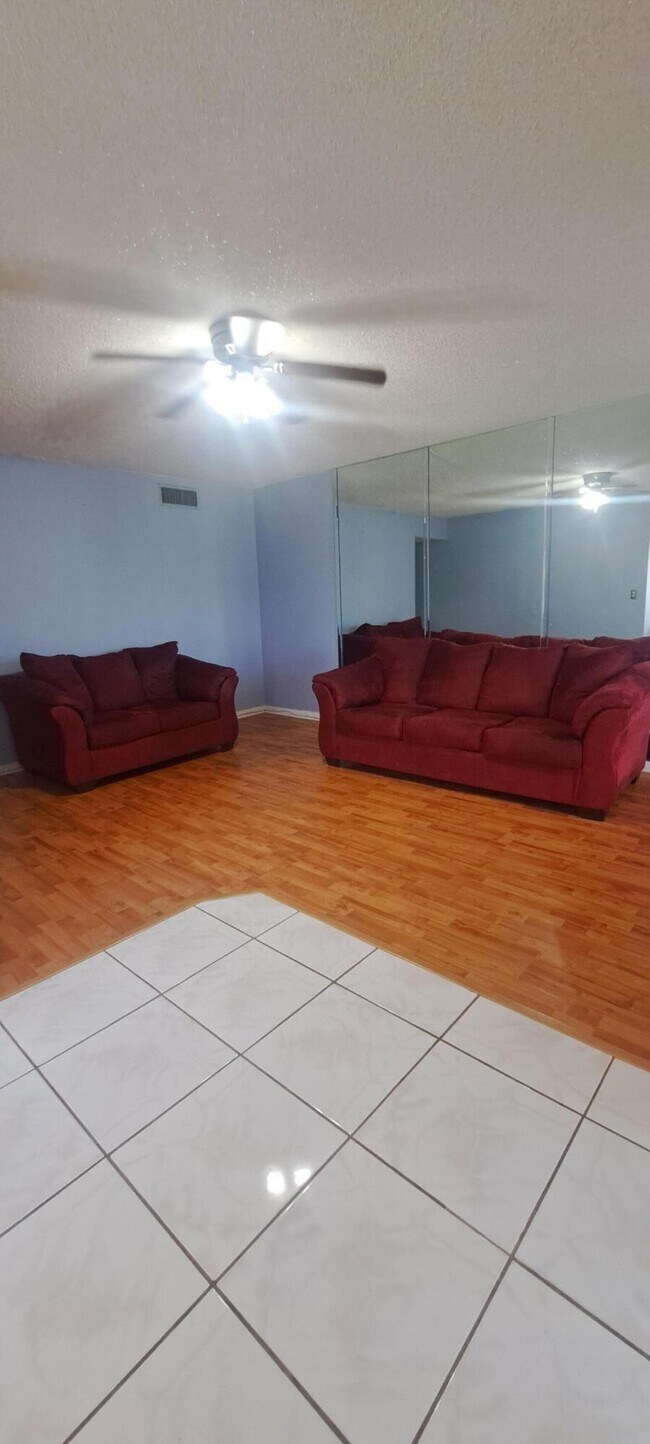 Building Photo - 230 Bedford E