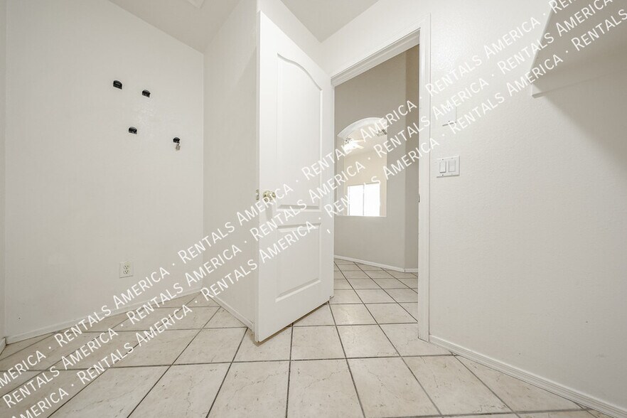 Building Photo - 1623 E Wildhorse Pl