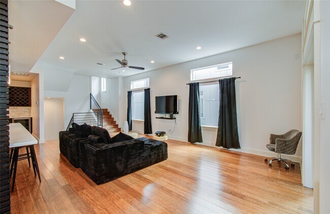 Building Photo - 4311 Marina St