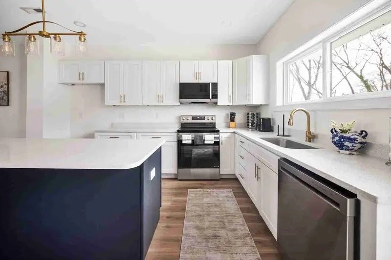 Building Photo - 395 Church St N